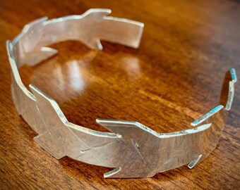 Sterling Silber Manschette Armband (12mm breit), geätzt mit Linien und einem Ausschnitt Kanten durch