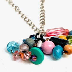 Mehrfarbige, silberne Kettenkette (ca. 19&quot; lang), aus Glas, Metall, Kunststoff und Holzperlen