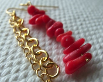 Asymmetrische dangly Ohrringe, eine rote Shell Stones, eine goldene Kette