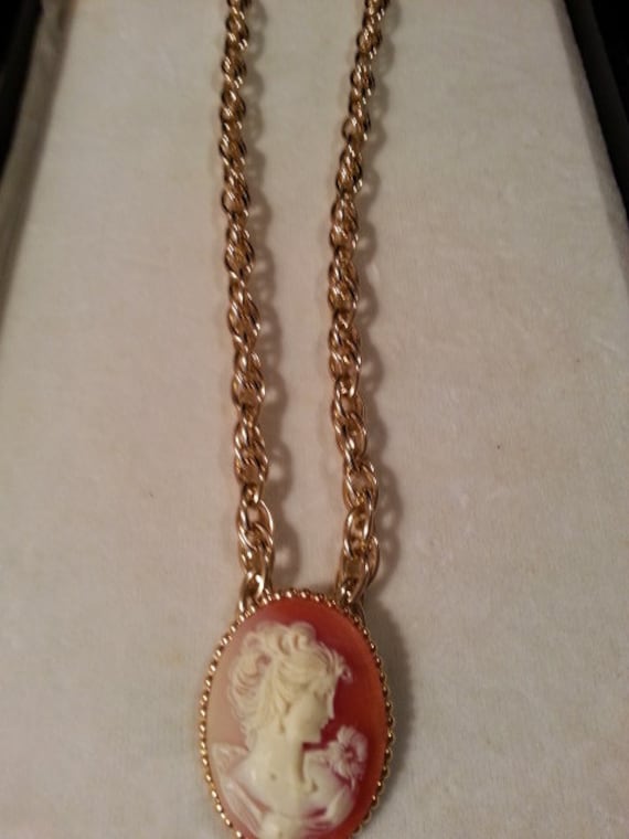 Lovely Vintage 1950's Faux Cameo Necklace - image 4