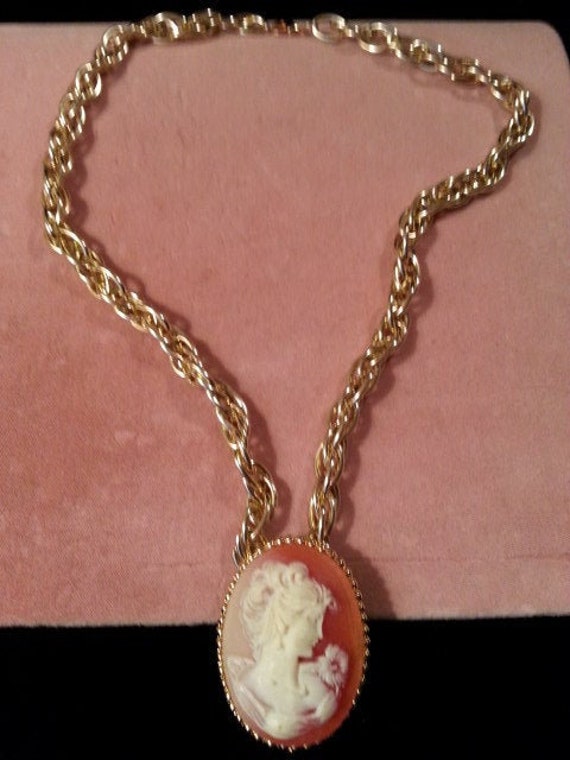 Lovely Vintage 1950's Faux Cameo Necklace - image 1
