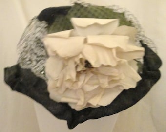 Vintage LA Black Straw Crinkle Hat with large white flower