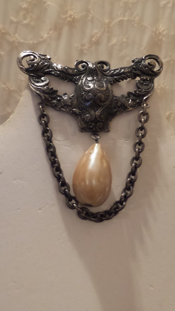 Unusual Victorian/Goth dark metal brooch with han… - image 4