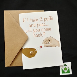Puede incluir: Una tarjeta de felicitación blanca con un sobre de papel kraft marrón que muestra una ilustración de dos manos pasando un cigarrillo encendido y el texto: If I take 2 puffs and pass... will you come back? Una pequeña pegatina cuadrada con un sobre verde y una hoja.