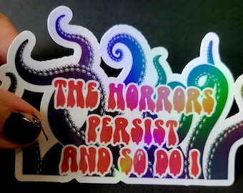 Adesivo de vinil à prova d'água para fãs de Lovecraft The Horrors Persist e So Do I para copos, leitores eletrônicos, diários, etc. FRETE GRÁTIS nos EUA