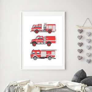 Peut inclure: Une impression encadrée blanche avec trois camions de pompiers rouges de différentes tailles. Les camions ont des lettres et des numéros blancs sur le côté. L'impression est accrochée à un mur blanc au-dessus d'un lit blanc avec une couverture rayée grise et blanche.