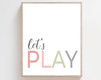 Peut inclure: Une impression encadrée avec le texte "let's PLAY" en lettres roses, vertes et grises. Les lettres sont empilées les unes sur les autres, avec "PLAY" en lettres plus grandes.