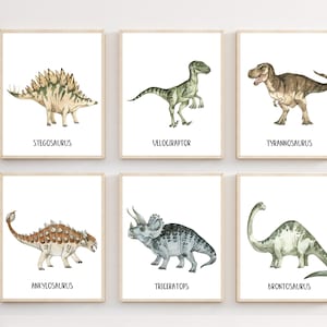 Puede incluir: Seis ilustraciones de acuarela de diferentes dinosaurios, cada uno con su nombre impreso debajo. Los dinosaurios son Stegosaurus, Velociraptor, Tyrannosaurus, Ankylosaurus, Triceratops y Brontosaurus.
