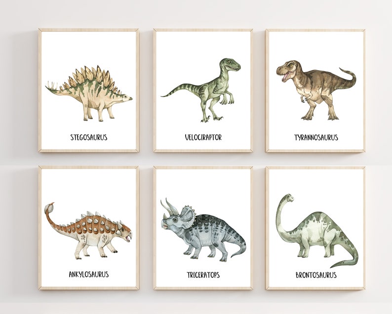 Puede incluir: Seis ilustraciones de acuarela de diferentes dinosaurios, cada uno con su nombre impreso debajo. Los dinosaurios son Stegosaurus, Velociraptor, Tyrannosaurus, Ankylosaurus, Triceratops y Brontosaurus.