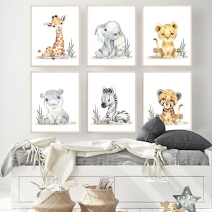 K&ouml;nnte beinhalten: Satz mit sechs Aquarell-Tierdrucken mit einer Giraffe, einem Elefanten, einem L&ouml;wen, einem Flusspferd, einem Zebra und einem Geparden. Jedes Tier ist in einem niedlichen, cartoonartigen Stil mit wei&szlig;em Hintergrund und gr&uuml;nem Gras dargestellt.