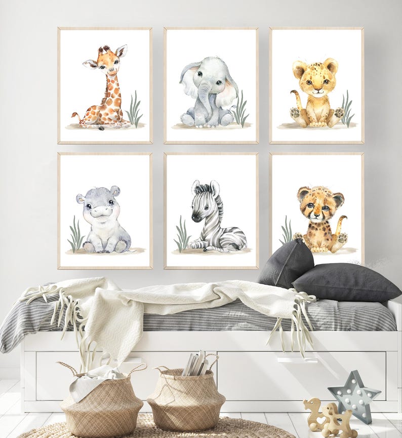 K&ouml;nnte beinhalten: Satz mit sechs Aquarell-Tierdrucken mit einer Giraffe, einem Elefanten, einem L&ouml;wen, einem Flusspferd, einem Zebra und einem Geparden. Jedes Tier ist in einem niedlichen, cartoonartigen Stil mit wei&szlig;em Hintergrund und gr&uuml;nem Gras dargestellt.