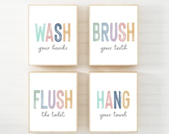 Może przedstawiać: Cztery oprawione wydruki do łazienki z tekstem w pastelowych kolorach na białym tle. Na wydrukach widnieją napisy "WASH your hands", "BRUSH your teeth", "FLUSH the toilet" i "HANG your towel". Ramki są z jasnego drewna.