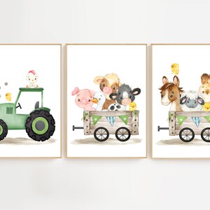 K&ouml;nnte beinhalten: Drei Aquarell-Illustrationen von Bauernhoftieren. Die erste zeigt einen gr&uuml;nen Traktor mit einem gelben K&uuml;ken an der Seite und einem wei&szlig;en K&uuml;ken oben. Die zweite zeigt ein Schwein, eine Ente, eine braune Kuh, eine schwarz-wei&szlig;e Kuh und ein gelbes K&uuml;ken, die in einem Holzwagen fahren. Die dritte zeigt ein braunes Pferd, ein graues Schaf, ein braunes Kaninchen und ein gelbes K&uuml;ken, die in einem Holzwagen fahren.