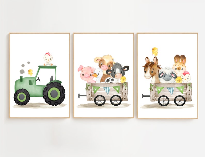 K&ouml;nnte beinhalten: Drei Aquarell-Illustrationen von Bauernhoftieren. Die erste zeigt einen gr&uuml;nen Traktor mit einem gelben K&uuml;ken an der Seite und einem wei&szlig;en K&uuml;ken oben. Die zweite zeigt ein Schwein, eine Ente, eine braune Kuh, eine schwarz-wei&szlig;e Kuh und ein gelbes K&uuml;ken, die in einem Holzwagen fahren. Die dritte zeigt ein braunes Pferd, ein graues Schaf, ein braunes Kaninchen und ein gelbes K&uuml;ken, die in einem Holzwagen fahren.