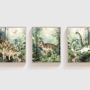 K&ouml;nnte beinhalten: Drei Aquarellbilder von Dinosauriern in einer Dschungelkulisse. Das erste Bild zeigt einen Stegosaurus, das zweite einen Tyrannosaurus Rex und das dritte einen Brachiosaurus.