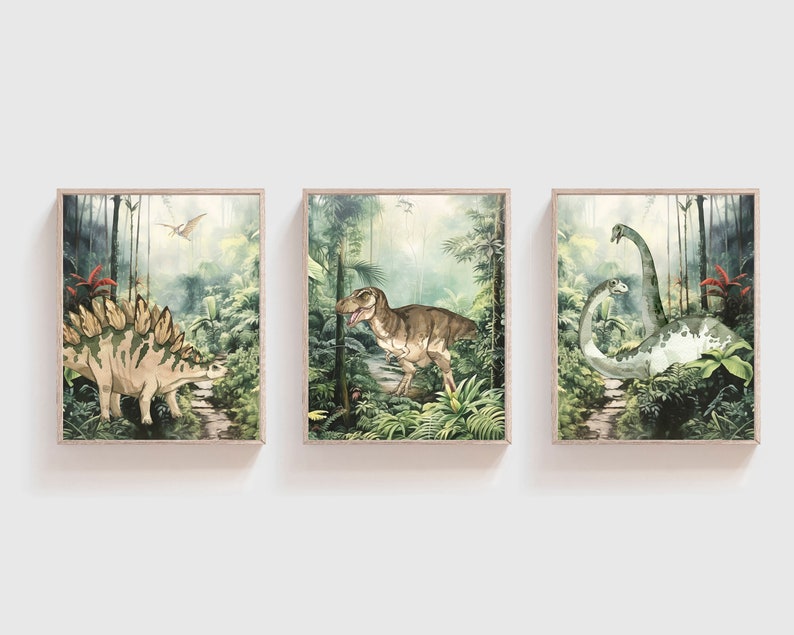 K&ouml;nnte beinhalten: Drei Aquarellbilder von Dinosauriern in einer Dschungelkulisse. Das erste Bild zeigt einen Stegosaurus, das zweite einen Tyrannosaurus Rex und das dritte einen Brachiosaurus.