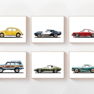 以下が含まれることがあります： 6つのフレーム付きプリントは、それぞれ異なるモデルのビンテージカーです。 車は、黄色のフォルクスワーゲン・ビートル、青色のシボレー・コルベット、赤色のポルシェ911、青色のジープ・ワゴニア、緑色のシボレー・コルベット、青色のシボレー・コルベットです。