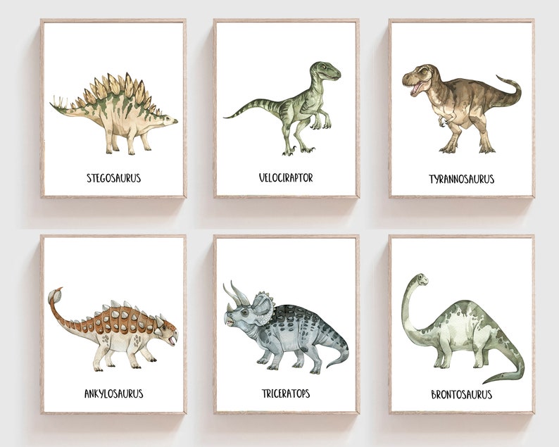Puede incluir: Conjunto de seis ilustraciones de dinosaurios en acuarela con sus nombres impresos debajo de cada imagen. Los dinosaurios son Stegosaurus, Velociraptor, Tyrannosaurus Rex, Ankylosaurus, Triceratops y Brontosaurus.