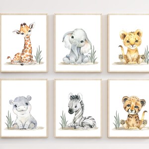K&ouml;nnte beinhalten: Satz mit sechs Aquarell-Illustrationen mit niedlichen Comic-Tieren, darunter eine Giraffe, ein Elefant, ein L&ouml;we, ein Flusspferd, ein Zebra und ein Gepard. Jedes Tier ist in einer verspielten Pose vor einem wei&szlig;en Hintergrund und gr&uuml;nem Gras dargestellt.