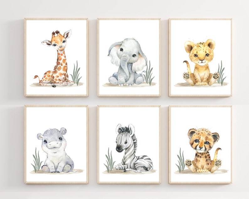 K&ouml;nnte beinhalten: Satz mit sechs Aquarell-Illustrationen mit niedlichen Comic-Tieren, darunter eine Giraffe, ein Elefant, ein L&ouml;we, ein Flusspferd, ein Zebra und ein Gepard. Jedes Tier ist in einer verspielten Pose vor einem wei&szlig;en Hintergrund und gr&uuml;nem Gras dargestellt.