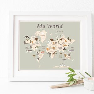 以下が含まれることがあります： 世界地図と、さまざまな大陸の動物が描かれた額装されたプリント。地図は薄い緑色の背景に、上部に「My World」というタイトルが書かれています。