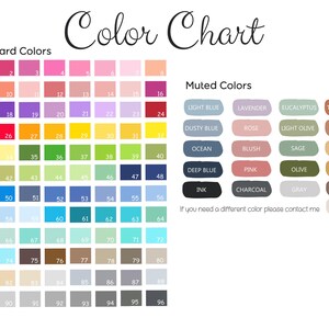 Może przedstawiać: Karta kolor&oacute;w z r&oacute;żnymi odcieniami, w tym standardowymi i stonowanymi. Karta jest oznaczona jako "Color Chart" w eleganckim skrypcie i zawiera gamę kolor&oacute;w od r&oacute;żu i błękitu po zielenie i brązy. Tekst na dole brzmi "If you need a different color please contact me."