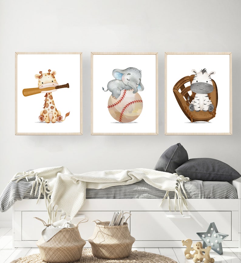 K&ouml;nnte beinhalten: Drei gerahmte Aquarell-Illustrationen von Tieren, die Baseball spielen. Eine Giraffe h&auml;lt einen Schl&auml;ger, ein Elefant sitzt auf einem Baseball und ein Zebra sitzt in einem F&auml;ngerhandschuh.