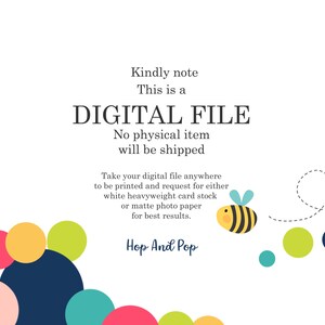 K&ouml;nnte beinhalten: Eine digitale Datei-Grafik mit einer Bienenillustration und bunten Punkten. Der Text lautet "Bitte beachten Sie Dies ist eine DIGITALE DATEI Kein physischer Artikel wird versandt Nehmen Sie Ihre digitale Datei &uuml;berall hin, um sie auszudrucken, und fordern Sie entweder wei&szlig;en, schweren Karton oder mattes Fotopapier f&uuml;r beste Ergebnisse an. Hop And Pop"