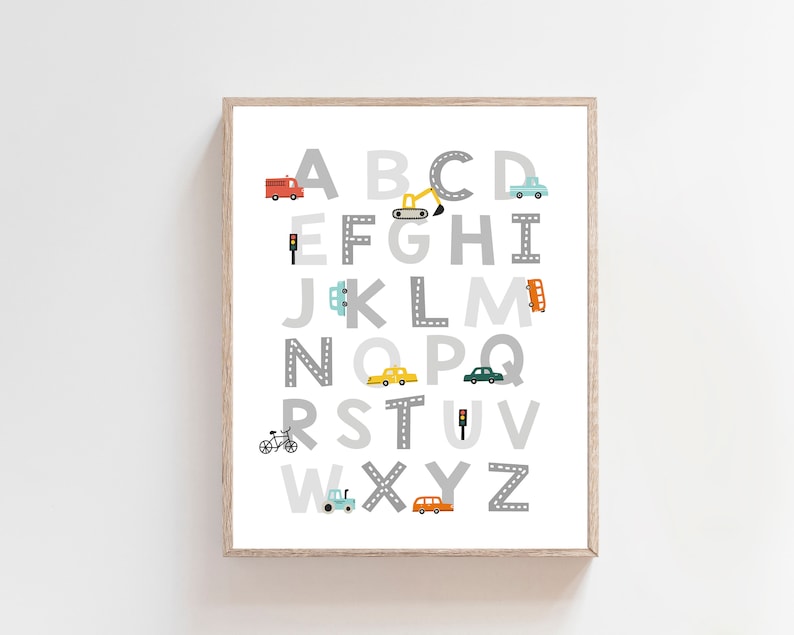 Puede incluir: Un gr&aacute;fico de alfabeto colorido con cada letra emparejada con un veh&iacute;culo diferente, como un cami&oacute;n de bomberos, un autob&uacute;s, un autom&oacute;vil, una bicicleta y un veh&iacute;culo de construcci&oacute;n. Las letras son grises y los veh&iacute;culos son de varios colores, incluidos rojo, amarillo, azul, verde y naranja.