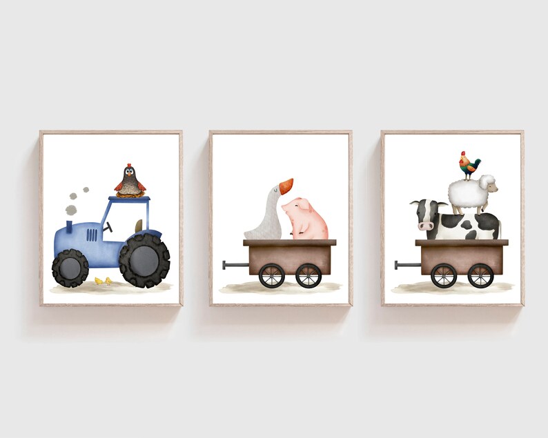 K&ouml;nnte beinhalten: Set aus drei gerahmten Aquarelldrucken mit Bauernhoftieren. Ein blauer Traktor mit einem Vogel, ein Wagen mit einer Gans und einem Schwein und ein Wagen mit einer Kuh, einem Schaf und einem Hahn. Die Drucke haben einen wei&szlig;en Hintergrund.