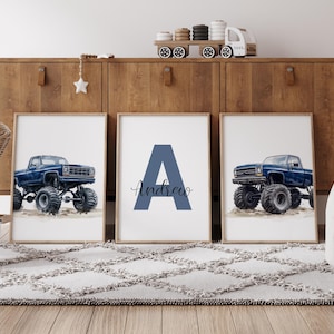 Láminas personalizadas de Monster Truck para habitación de niño: arte de pared con nombre personalizado, decoración de camión todoterreno azul, póster con inicial, imprimible