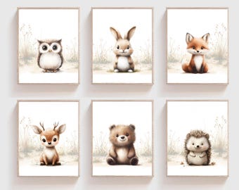 Könnte beinhalten: Set aus sechs gerahmten Aquarelldrucken mit entzückenden Waldtieren. Jeder Druck zeigt ein anderes Tier: eine Eule, ein Kaninchen, ein Fuchs, ein Reh, ein Bär und ein Igel. Die Kunstwerke haben eine weiche, pastellfarbene Farbpalette und einen skurrilen Stil.
