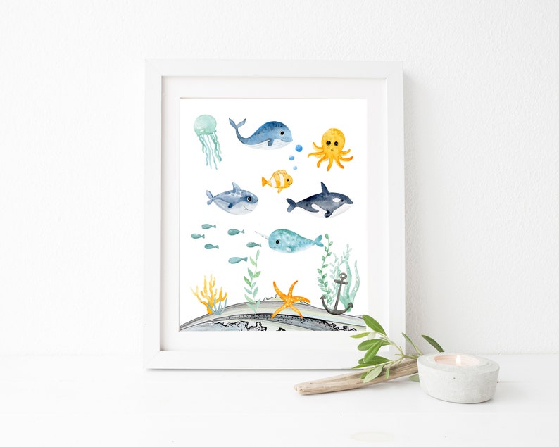 Peut inclure: Une illustration aquarelle de diff&eacute;rentes cr&eacute;atures marines, dont une baleine, une pieuvre, un requin, une narval, une m&eacute;duse et une &eacute;toile de mer. L'illustration est sur fond blanc et pr&eacute;sente une palette de couleurs bleue, verte et jaune.