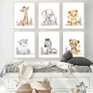 K&ouml;nnte beinhalten: Satz mit sechs Aquarell-Tierdrucken mit einer Giraffe, einem Elefanten, einem L&ouml;wen, einem Flusspferd, einem Zebra und einem Geparden. Jedes Tier ist in einem niedlichen, cartoonartigen Stil mit wei&szlig;em Hintergrund dargestellt.