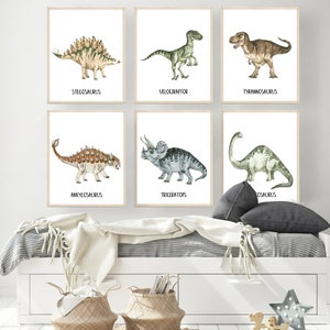 Puede incluir: Seis impresiones de dinosaurios en acuarela con sus nombres debajo de cada imagen. Los dinosaurios son Stegosaurus, Velociraptor, Tyrannosaurus, Ankylosaurus, Triceratops y Brachiosaurus.
