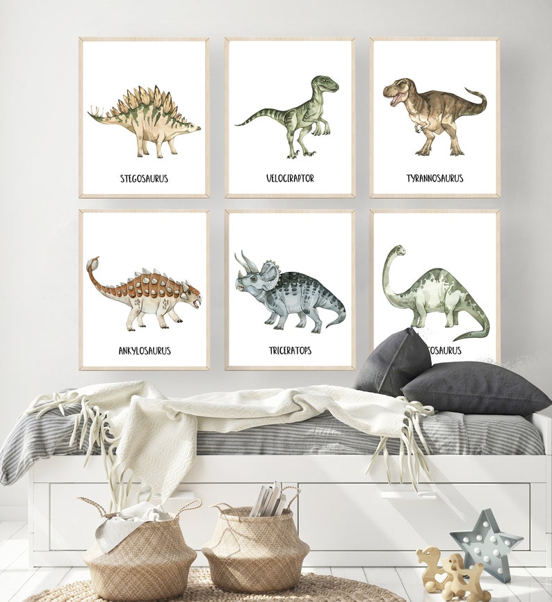 Puede incluir: Seis impresiones de dinosaurios en acuarela con sus nombres debajo de cada imagen. Los dinosaurios son Stegosaurus, Velociraptor, Tyrannosaurus, Ankylosaurus, Triceratops y Brachiosaurus.