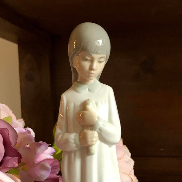 Nao by Lladro figurine, Girl Holding a Candle, Fabriqué en Espagne, objet de collection