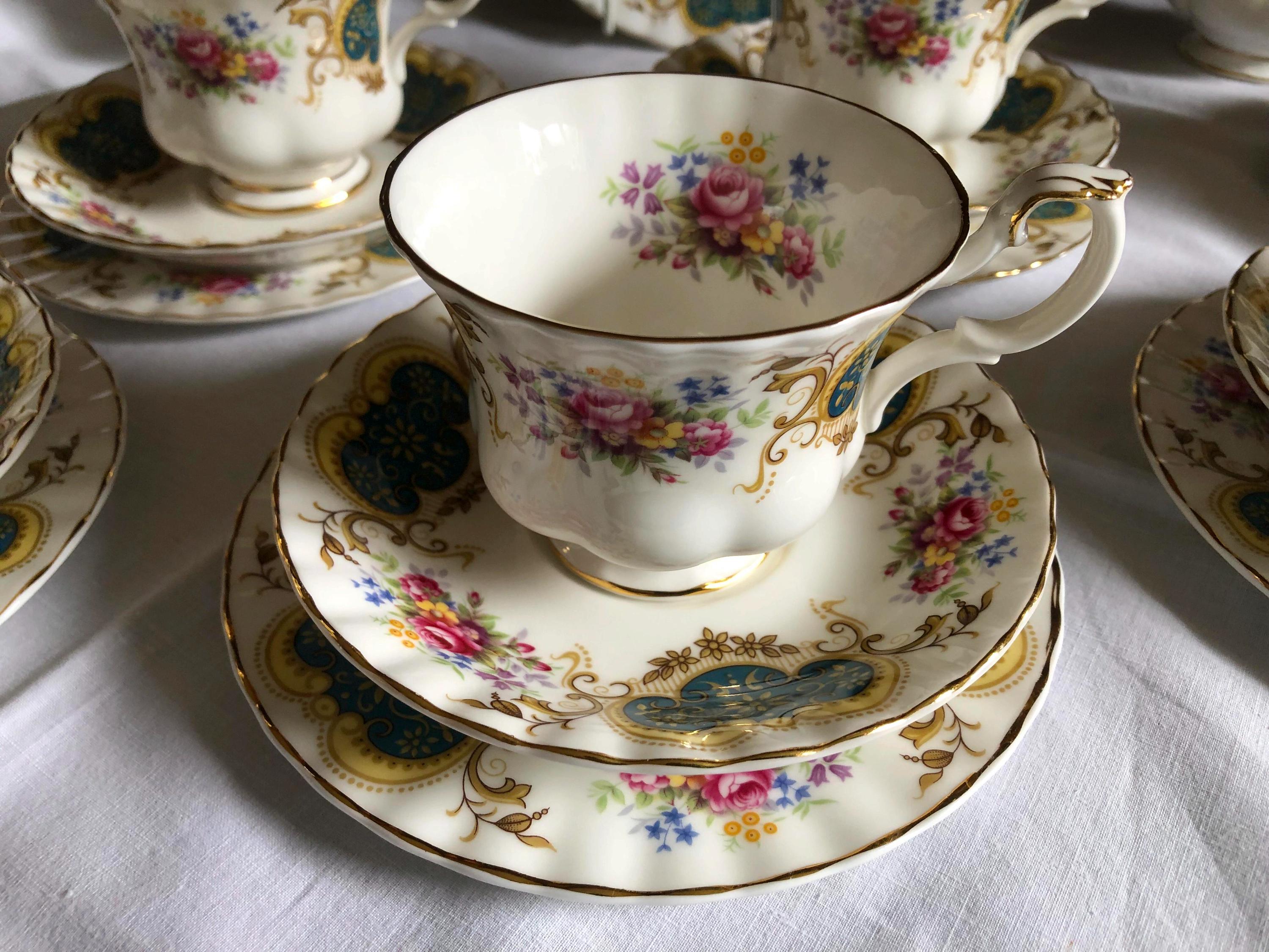 ロイヤルアルバート バークレー   Berkeley Royal Albert ' Berkeley' 21 Piece Tea Set, Fine English Bone China