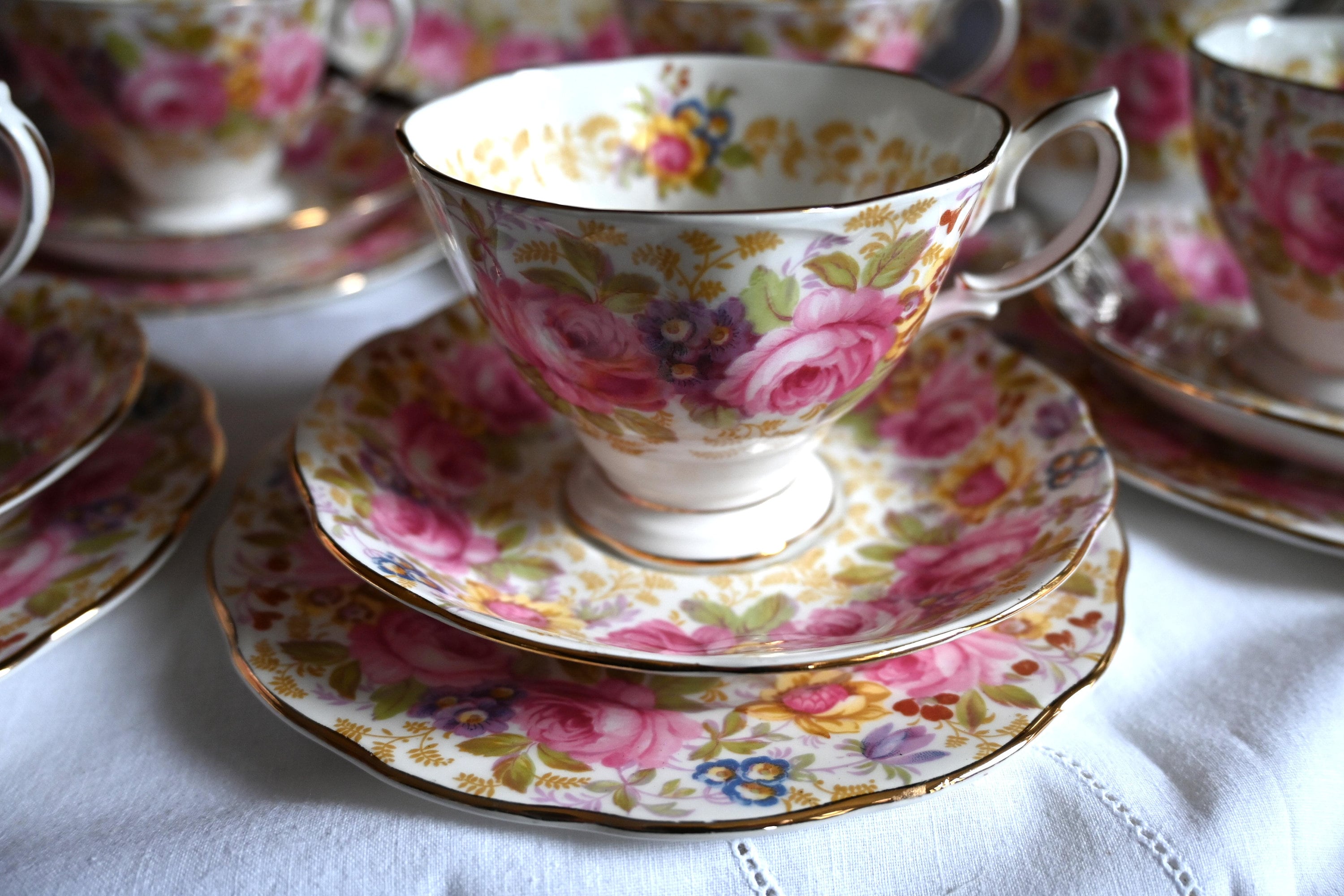 Royal Albert 'serena' 21 Piece Tea Set Fine English Bone China