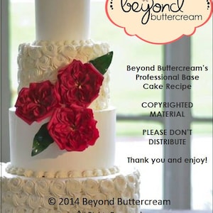 Pode incluir: Um bolo de casamento branco com cobertura de manteiga e rosas vermelhas. O bolo é decorado com um design de redemoinho. O bolo está sobre uma mesa branca. O texto "Beyond Buttercream's Professional Base Cake Recipe" está escrito na imagem. O texto "COPYRIGHTED MATERIAL PLEASE DON'T DISTRIBUTE Thank you and enjoy! © 2014 Beyond Buttercream All Rights Reserved (415) 754-0184 www.beyondbuttercream.com" também está escrito na imagem.