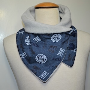 Bouton boucle jeans bleu, boucles bouton, boucles, écharpe, jersey coton et polaire gris, boucle, écharpe wrap, boucle wrap, fait main