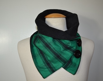 Groene geruite sjaal met knoopsluiting en lussen, sjaals met knoopsluiting en lussen, lussen, sjaal, sjaal met knopen, geruite katoenen jersey, zwarte fleece, geruite sjaal met knoopsluiting en lussen, lus