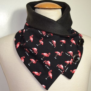 Boucle bouton flamant rose, boucles bouton, boucles, écharpe, jersey coton et polaire noir, boucle flamant rose, écharpe wrap, boucle wrap, fait main