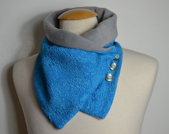 Turquoise knoopsluiting met rozenreliëf, knoopsluitingen, lussen, sjaal, sjaal met knopen, turquoise rozenpatroon en blauwe fleece, geruite knoopsluiting, lus