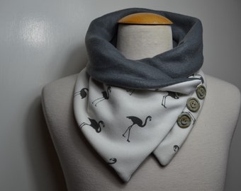 Knooplus flamingo, knooplussen, lussen, sjaal, katoenen jersey en grijze fleece, flamingolus, wikkelsjaal, wikkellus, handgemaakt