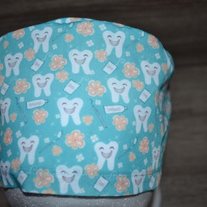 Kirurgisk mössa med tänder, skrubbmössa, bandana, kosmetisk mössa, kockmössa, exfolierande mössa, kirurgiska mössor, blå med tänder, tandläkare, handgjord