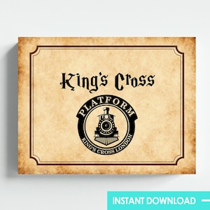 Pode incluir: Uma placa em estilo vintage com o texto "King's Cross" em uma fonte ornamentada. Abaixo, um emblema circular apresenta uma ilustração de um trem e as palavras "Platform" e "King's Cross London". O fundo tem uma textura de pergaminho.