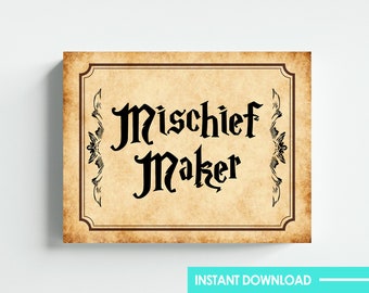 Puede incluir: Un cartel imprimible con una estética vintage que presenta el texto "Mischeif Maker" en una fuente negra de estilo antiguo sobre un fondo marrón y beige.