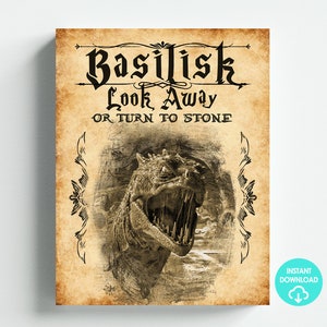 Puede incluir: Un póster de estilo vintage con el texto "Basilisk Look Away or Turn to Stone" en letras ornamentadas. La imagen presenta una ilustración detallada de un basilisco con la boca abierta, sobre un fondo similar a un pergamino.