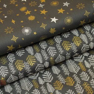 Può includere: Due campioni di tessuto con sfondo grigio scuro e motivi dorati e bianchi. Il campione superiore presenta un motivo ripetitivo di stelle dorate e soli bianchi. Il campione inferiore presenta un motivo ripetitivo di rami di pino stilizzati dorati e bianchi.